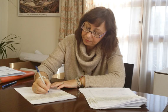 La alcaldesa de Paterna en su despacho durante la firma de los talones para el cobro de la Renta Garantizada de Ciudadanía