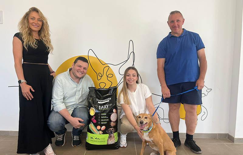 El Ayuntamiento de Paterna recibe una donación de pienso para Luna, la primera mascota adoptada en marzo del Refugio de Animales