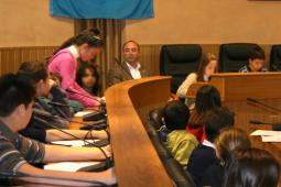 El concejal de Educación en una jornada con escolares desarrollada en el Salón de Plenos