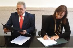 La alcadesa de Paterna durante la firma del convenio con el presidente de la Diputación