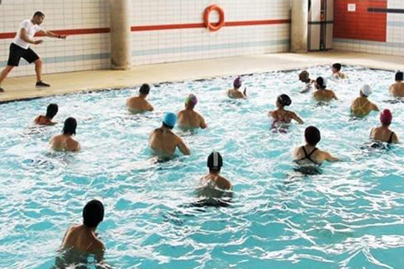 Imatge d’una activitat esportiva en la piscina municipal
