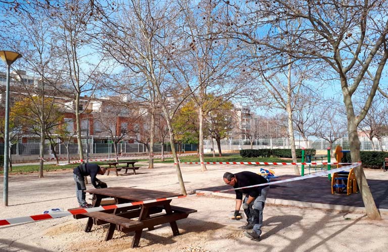 Paterna renueva mobiliario urbano con bancos y mesas realizados con  materiales 100% reciclados