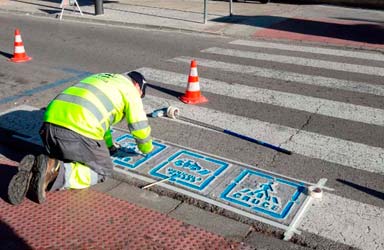 El Ayuntamiento refuerza la señalización vial de la plaza Puerta del Sol de La Canyada  