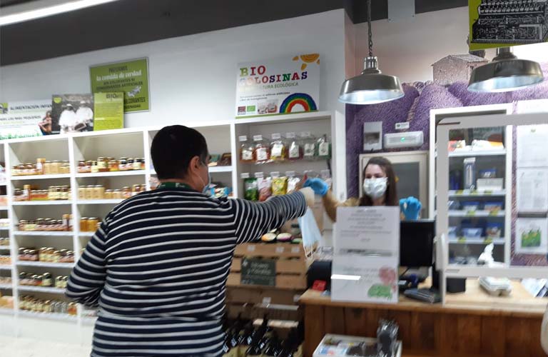 El Ayuntamiento ha repartido hoy 1.000 mascarillas entre todos los comercios abiertos de Paterna 
