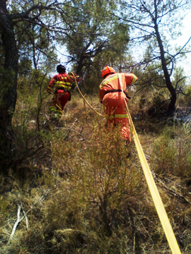 Voluntarios de Protección Civil de Paterna ayudaron a sofocar el incendio de Andilla en los municipios de Llíria y Turís