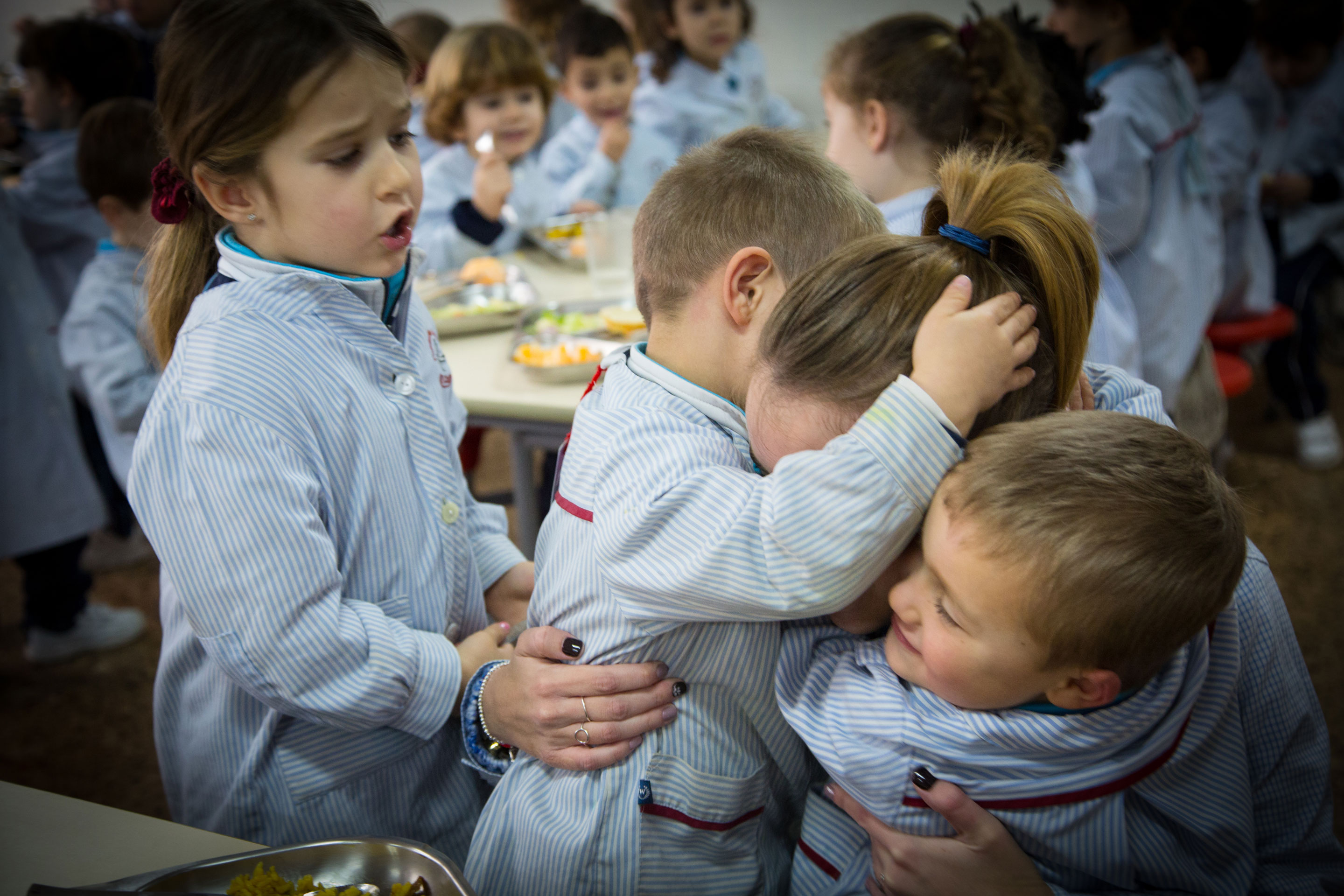 Niños abrazados