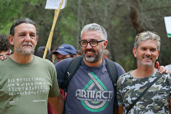 Juanma Ramón, portavoz de Compromís per Paterna, entre Juan Ponce (Diputado de Compromís en las Cortes) y Ramón Orozco portavoz de Compromís por Sant Antoni durante una marcha reivindicativa en la Mola