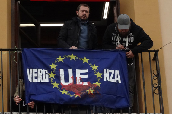 Bandera de vergonya de la UE que EU va penjar en el balcó de l'Ajuntament