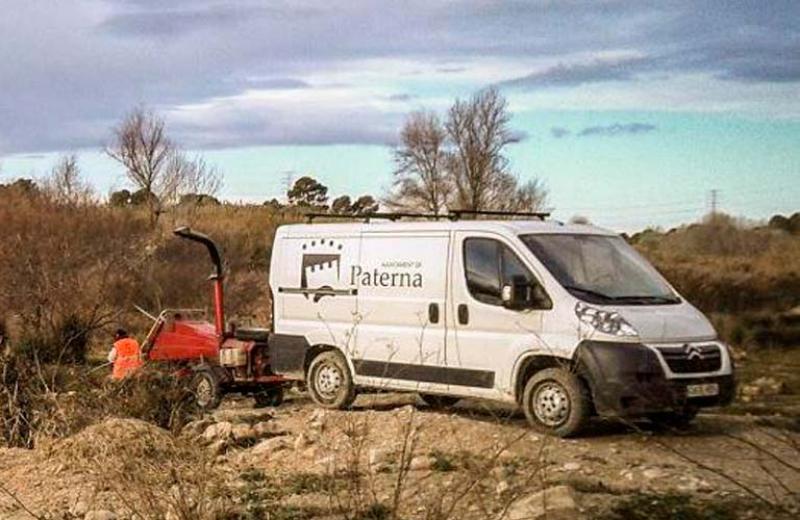 Como actual presidente de GESPA, y tras casi cuatro años de gobierno en los que se iban a ordenar las cosas en la empresa pública municipal del Ayuntamiento de Paterna, el equipo de gobierno del PSOE se niega a negociar un convenio colectivo con el comité de empresa, poniendo como excusa para revisar las tablas salariales la Ley Montoro. El grupo municipal Paterna Sí Puede (Podemos), ha rechazado aprobar los presupuestos de la empresa pública GESPA, por no recoger las reivindicaciones de los trabajadores y por no especificar en que medida se iban a subir los salarios a los empleados. La propuesta del equipo de gobierno era una carta en blanco para una empresa en la que las diferencias salariales son sangrantes y en la que los directivos cobran mucho más que cualquier funcionario del grupo A del propio ayuntamiento que, además, ha aprobado una oposición. Paterna Sí Puede pregunta: ¿Por qué no hay una negociación de las tablas salariales? ¿Para cuándo la aprobación de un convenio colectivo propio? ¿Cuánto y a que grupos se va a subir el salario? Podemos Paterna se opone a la ampliación de altos cargos, con sueldos ya suficientemente elevados, cuando la mayor parte de los trabajadores sufre un menosprecio ante la negativa de negociar un convenio colectivo. Además la aprobación de los presupuestos de la empresa pública está en función de los presupuestos del propio Ayuntamiento para el año 2019, y de esos presupuestos, a día de hoy, no se ha redactado ni siquiera el anteproyecto de los mismos. Señor presidente de GESPA, siéntese con el comité de empresa y negocie, negocie una mejora salarial para los trabajadores sin aumentar el número de altos directivos.