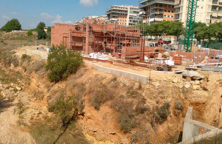 Centro educativo junto al barranco de En Dolça en Lloma Llarga-Valterna.