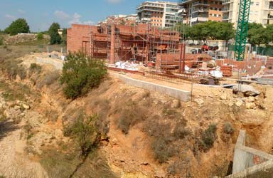 Centro educativo junto al barranco de En Dolça en Lloma Llarga-Valterna.