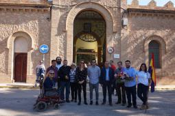 El alcalde junto a los concejales y miembros del partido en la entrada al cementerio donde se realizó el homenaje