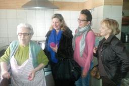 Momento de la entrega de la comida por parte de las asociaciones de mujeres a Carmen Roca (de izquierda a derecha Carmen Roca; Brigitte, Presidenta de la asociación de mujeres Valterna´s 1857; Andrea Sánchez, Concejala de la mujer y Mirasol de la asociación de mujeres de la Cañada