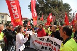 Imagen de Elena Martínez con los trabajadores de FCC