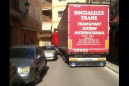Imágenes correspondientes al camión que ha quedado bloqueado esta mañana en Paterna