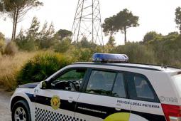 Imatge arxiu d’un vehicle de la Policia Local en la Vallesa i un control a l’entrada de la Canyada