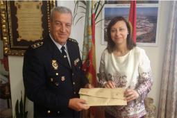 La alcaldesa, Elena Martínez, recibe el sobre con el dinero encontrado de manos del Inspector Jefe de la Policía Nacional, José Manuel León