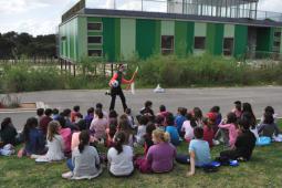 Algunos niños disfrutando de las actividades de la Casa de la Juventud