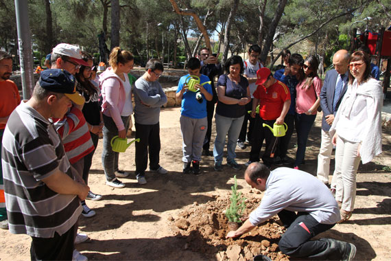 Imágenes de la plantación de esta mañana con alumnos del Patronato Intermunicipal Francisco Esteve