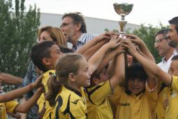 Imatge d’arxiu d’una entrega de trofeus en un campionat de futbol base