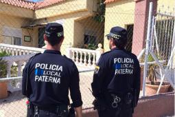 : Imatge de dos agents de Policia Local vora la tanca de la residència