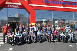 Membres d’AFNMVA, representants del Col•legi Públic de La Coma, i representants municipals, aquest matí enfront de la botiga Bauhaus Paterna