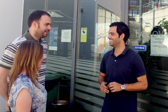 El alcalde Juan Antonio Sagredo, junto a los concejales Paco Dorce y Eva Pérez hoy en la biblioteca de la Cova Gran