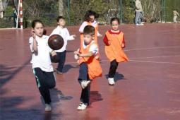 Pista polideportiva de La Canyada que será objeto de una reposición del firme