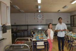 El alcalde de Paterna, Juan Antonio Sagredo junto con la concejal de Educación, Eva Pérez durante su visita hoy al comedor escolar del CEIP Villar Palasí