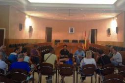 El alcalde Juan Antonio Sagredo junto con el concejal de Protección a las Personas y Participación Ciudadana, Julio Fernández ayer en el salón de plenos atendiendo a los vecinos.
