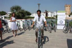 El alcalde de Paterna, Juan Antonio Sagredo probando una de las bicicletas