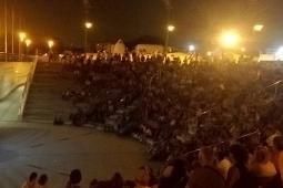 El anfiteatro de La Cova Gran, durante la proyección de la película Ocho apellidos vascos