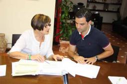 El alcalde de Paterna, Juan Antonio Sagredo y la Defensora del Vecino, Mª Antonia Moreno durante la reunión de esta mañana