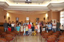 La corporación municipal del Ayuntamiento de Paterna, con el alcalde Juan Antonio Sagredo y el delegado saharaui para la Comunidad Valenciana Saad El Mami, en el centro, durante el acto de recepción a los ocho niños saharauis de acogida en Paterna