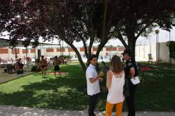 El alcalde de Paterna, Juan Antonio Sagredo junto a la concejal de Infraestructuras, Núria Campos y el jefe de la Policía Local, Rafael Mestre, hoy durante una visita a la piscina municipal de la carretera de Manises.