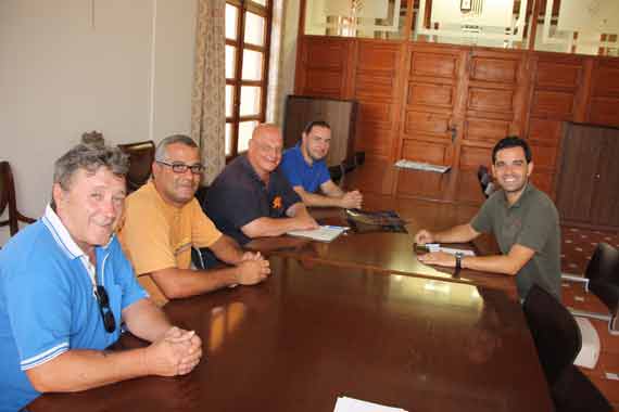 Juan Antonio Sagredo se ha reunido esta mañana con diferentes colectivos de la ciudad, en la foto con la Asociación de vecinos de La Coma