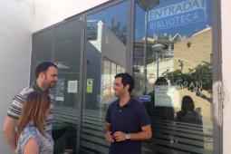 El alcalde Juan Antonio Sagredo junto con los concejales de Educación y de Gobierno Abierto, Eva Pérez y Paco Dorce respectivamente, el pasado mes de junio cuando se puso en marcha la ampliación del horario de la biblioteca de La Cova Gran