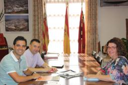 El alcalde de Paterna, Juan Antonio Sagredo con el responsable de Relaciones Institucionales de Caixa Popular, Paco Alós y la directora de la oficina de Paterna, Sandra Ramírez