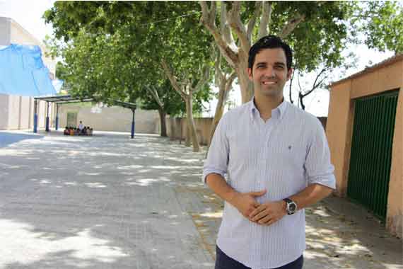 El alcalde Juan Antonio Sagredo, en el patio del CEIP Villas Palasí