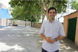 L’alcalde Juan Antonio Sagredo, en el pati del CEIP Viles Palasí