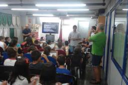 El alcalde de Paterna, Juan Antonio Sagredo visitando a los menores participantes en el CRE infantil.