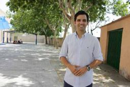El alcalde de Paterna, Juan Antonio Sagredo en el patio del CEIP Villar Palasí