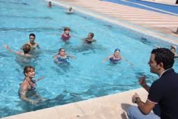 L’alcalde de Paterna, Juan Antonio Sagredo este matí junt amb el cap d’Esports durant la seua visita a la piscina municipal de la carretera de Manises