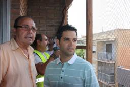 Sagredo visitando una de las viviendas donde se encontraban los técnicos y donde ha podido hablar con los vecinos