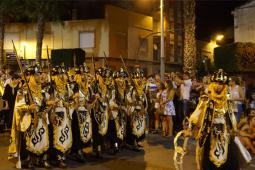 Momento del desfile con la comparsa Tayma donde desfilo el alcalde