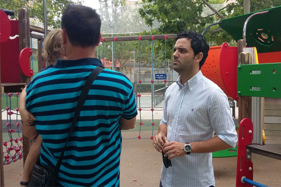 El alcalde Sagredo visitando un parque infantil del municipio