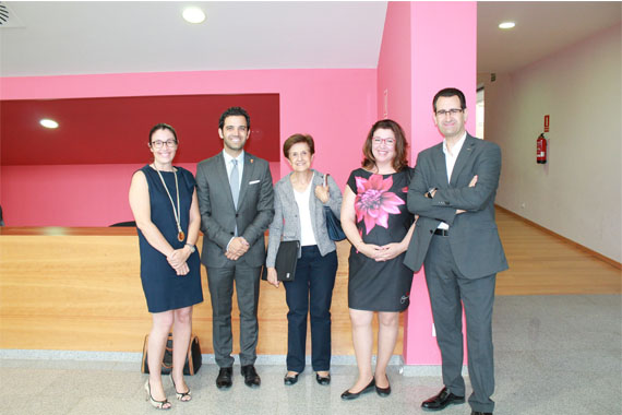 L'alcalde de Paterna Juan Antonio Sagredo junt amb el vicerector de Projecció Territorial de la Universitat de València, la representant de Caixa Popular, Sandra Ramírez i Adela Cortina, catedràtica del Departament de Filosofia Moral de la Facultat de Filosofia i Ciències de l'Educació de la Universitat de València