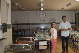 El alcalde y la concejala de sostenibilidad y educación Eva Pérez, durante su visita al colegio Villar Palasí