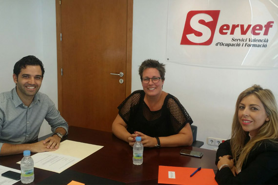 El alcalde durante la reunión mantenida con la Secretaria Autonómica de Economía Sostenible, Sectores Productivos, Comercio y Trabajo, María José Mira, y con  la Directora General de Empleo y Formación, Rocío Briones.