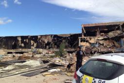 Un policía inspecciona la zona del incendio